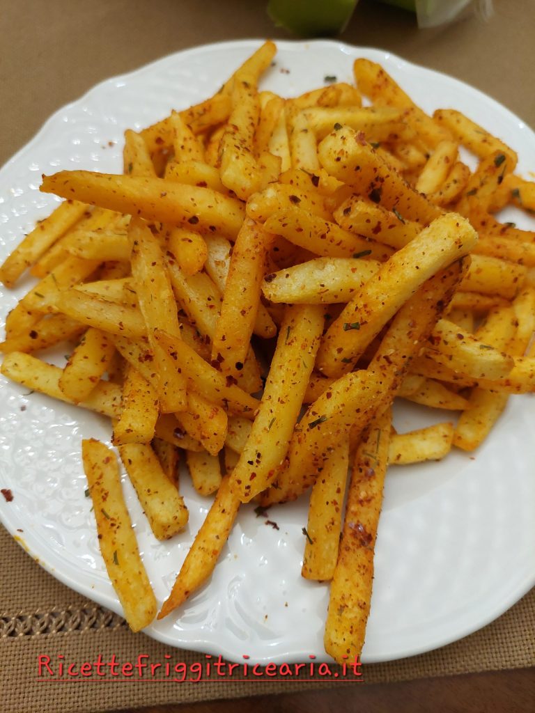 Patatine fritte con polvere di peperone dolce in friggitrice ad aria