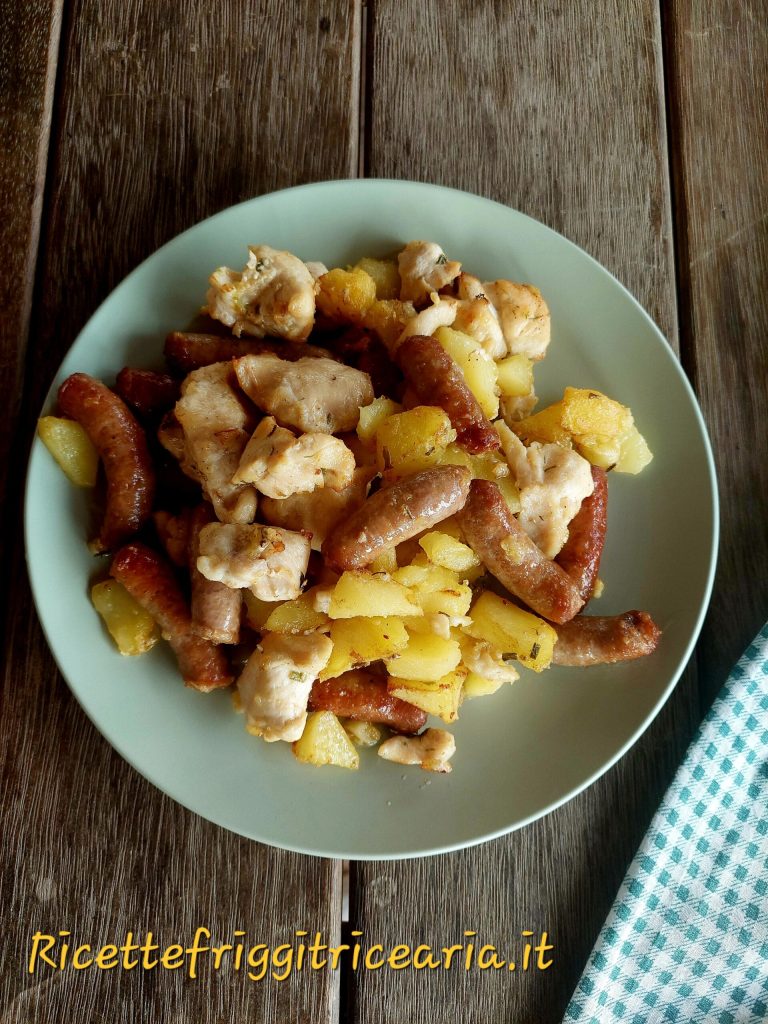 Patate con salsiccia e pollo in friggitrice ad aria